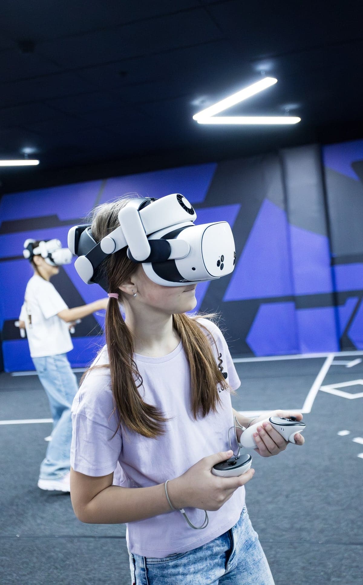 Игрок в VR-шлеме на VR-арене VERTIGO во время игры Portal Strike