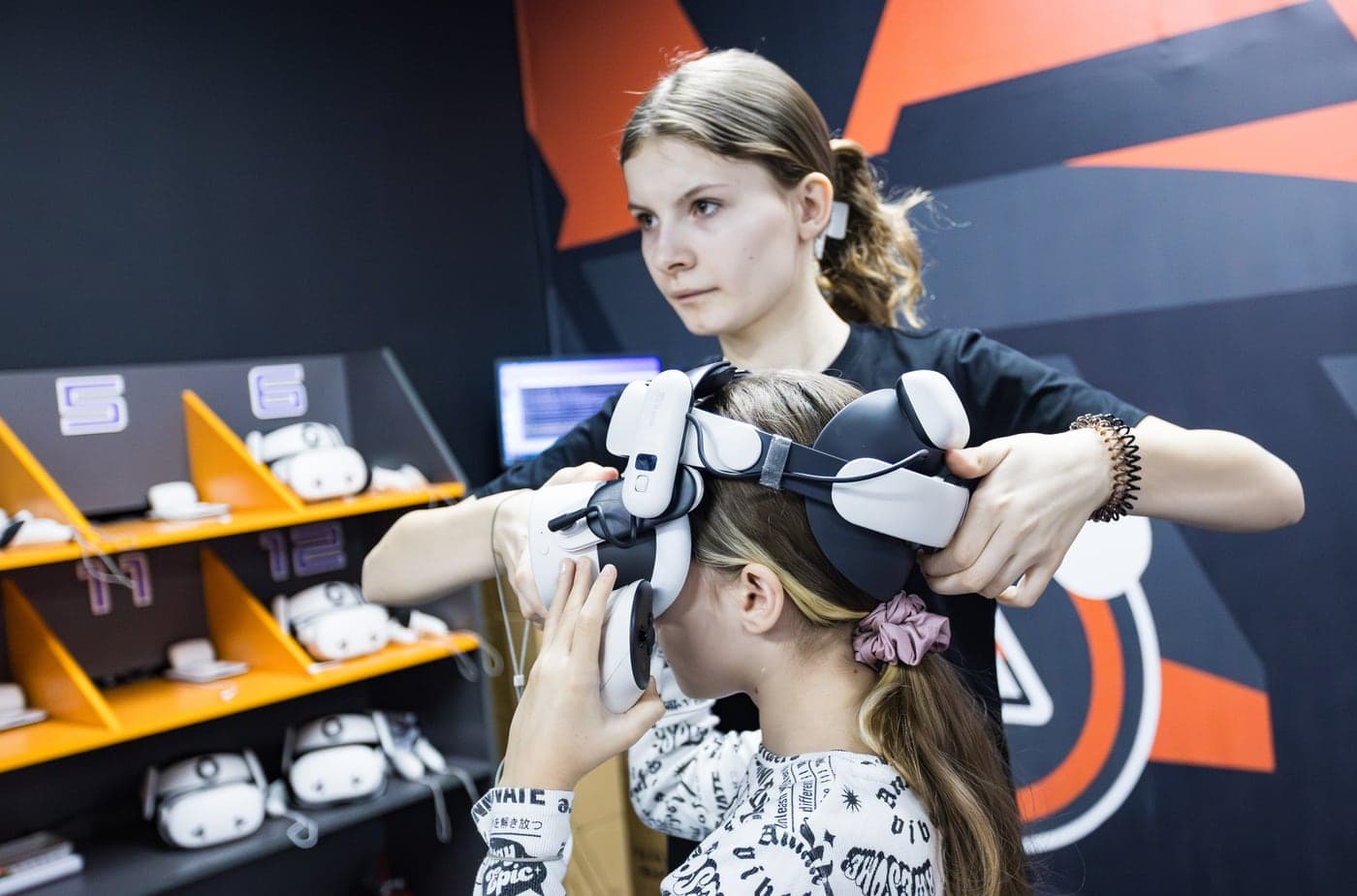 Инструктор помогает игроку надеть VR-шлем перед игрой в VR-парке VERTIGO