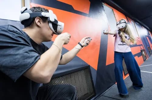 Взрослые и дети вместе играют на VR-арене Vertigo