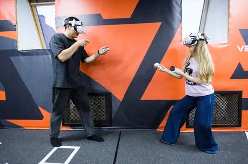 Взрослые в VR-шлемах на арене Vertigo в Саратове