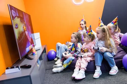 Лаунж-зона с диванами и приставкой PS5 в VR-парке Vertigo