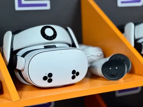Беспроводной VR-шлем Meta Quest 3 в парке Vertigo