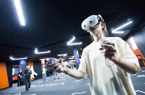 Просторная VR-арена свободного перемещения в парке Vertigo