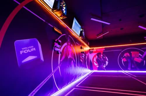 Дети играют в разные VR-игры на арене Vertigo в Саратове