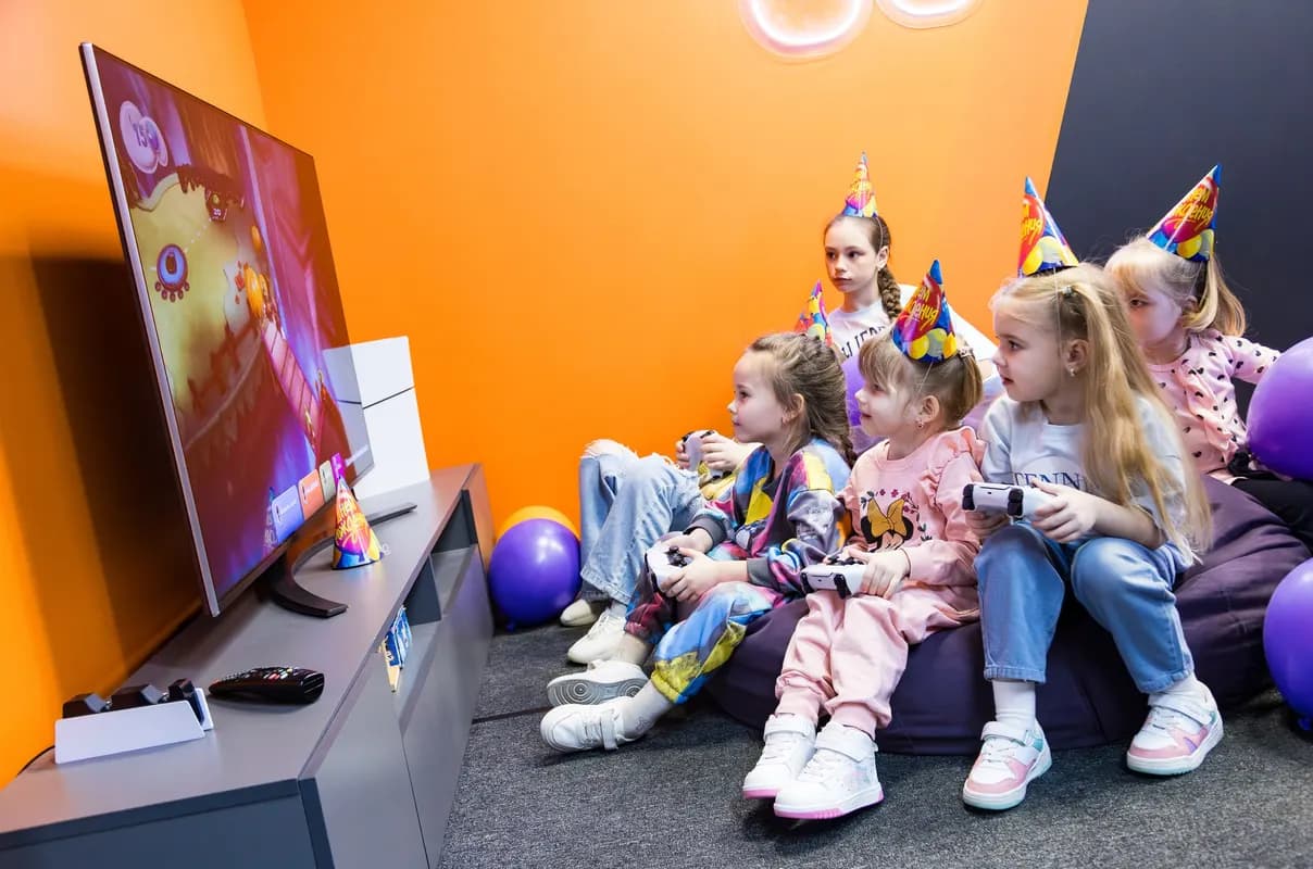 Дети играют на приставке в лаунж-зоне