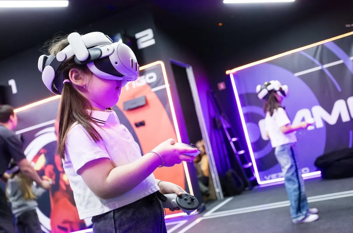 Девочка в VR-шлеме во время игры